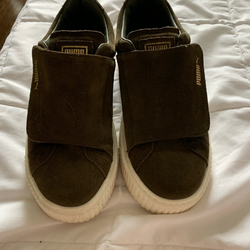 Barely worn a green/olive pumas 8